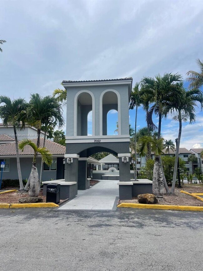 7050 NW 177th St Unit 10, Hialeah, FL 33015