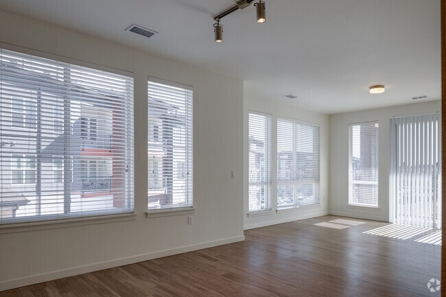 1BR, 1BA - 795SF