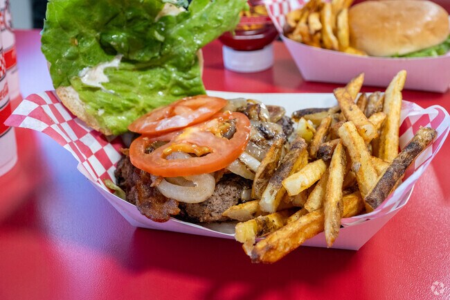 Shannon Hills is located right off of Interstate 30, making it quick to get into Little Rock.