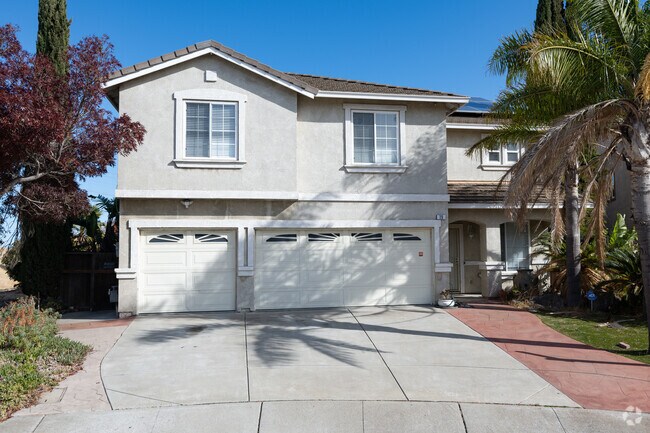 The Oak Hills neighborhood is made up of contemporary homes as well as Spanish style.