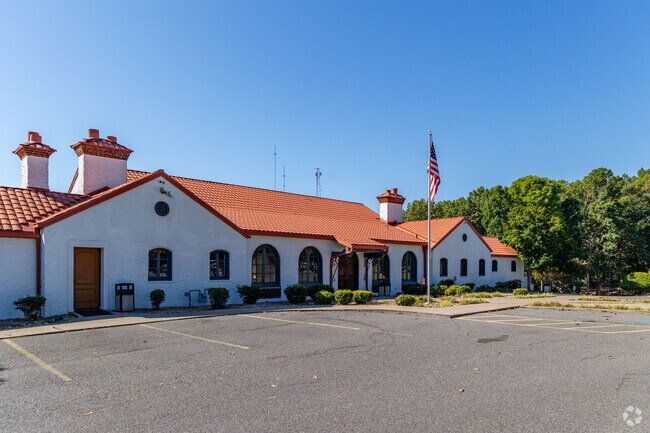 Rolling Hills Country Club makes for a nice place to be social and enjoy a round of golf.