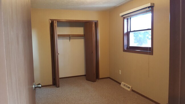 929 East Ave N unit Apartment 4, Onalaska, WI 54650 - photo 7