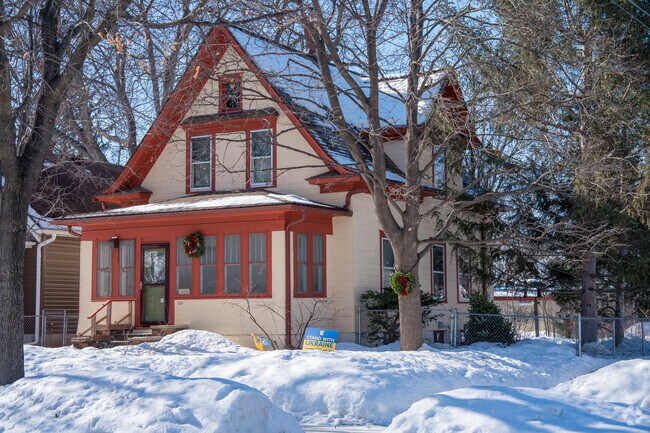 Bungalow-style homes can be found in the neighborhood of Howe.