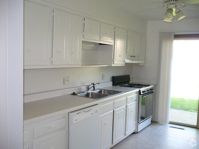 Pinecrest Apartments, Normal, IL 61761 - photo 6