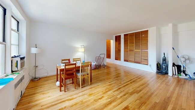 65-15 Yellowstone Blvd unit 5 H, Forest Hills, NY 11375 - photo 2