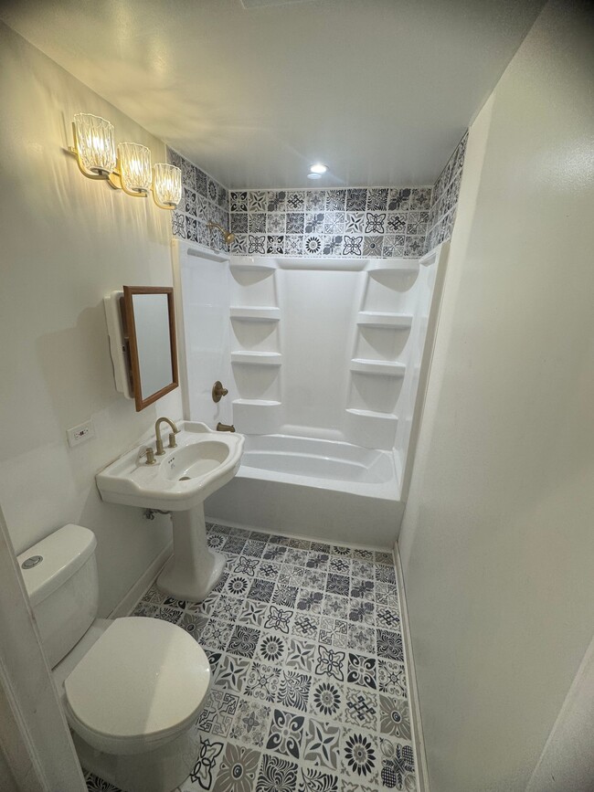 8144 S Brandon Ave Unit 2, Chicago, IL 60617