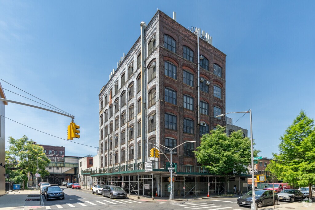 Bnos Chayil is a private, all girls Jewish school in Williamsburg, NY.