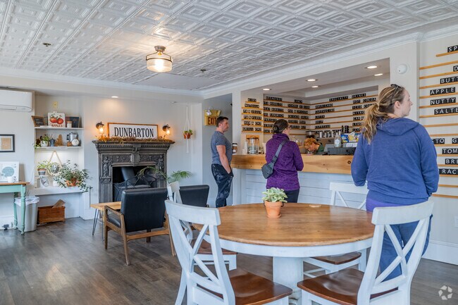 School Street Cafe serves up cozy vibes, fresh flavors and a warm welcome in every visit.