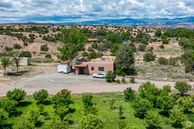 Find peaceful living in Jaconita homes with large yards and quiet streets.