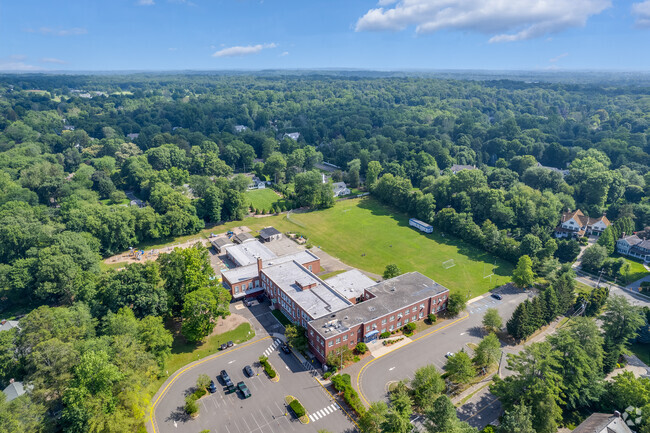 Royle Elementary School is conveniently located on Mansfield Avenue in Darien.