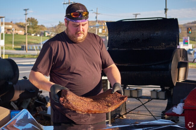 PaveMint Taphouse prepares its famous smoked BBQ in Front Royal, minutes from Shenandoah Farms.