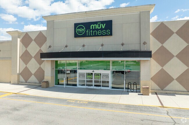 MUV Fitness near Springdale has ProShop for drinks, duffle bags, and dotFIT brand supplements.