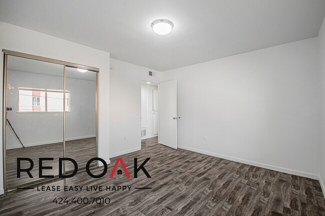 1341 W 37th Place unit 203, Los Angeles, CA 90007 - photo 2