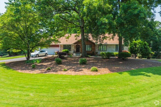 You'll find a mix of Modern houses around every neighborhood corner in Rivermont.