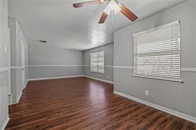 Ennis Place Apartments: Leasing Specials! Great location & Upgrades!, Ennis, TX 75119 - photo 2