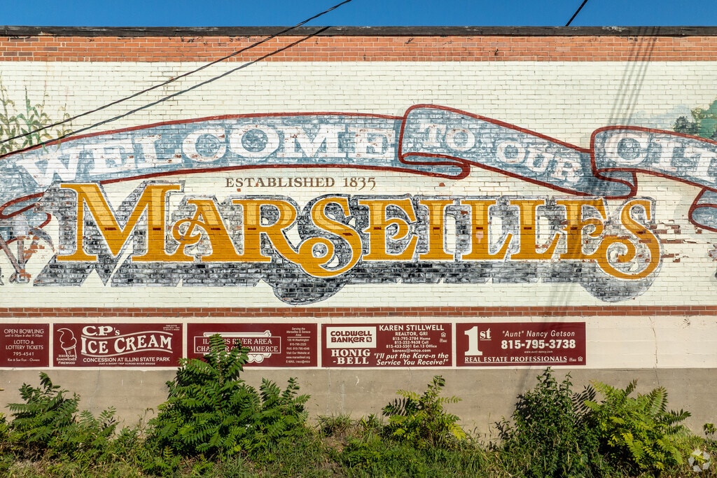 The “Welcome to Marseilles” mural celebrates the city’s small-town charm and history.