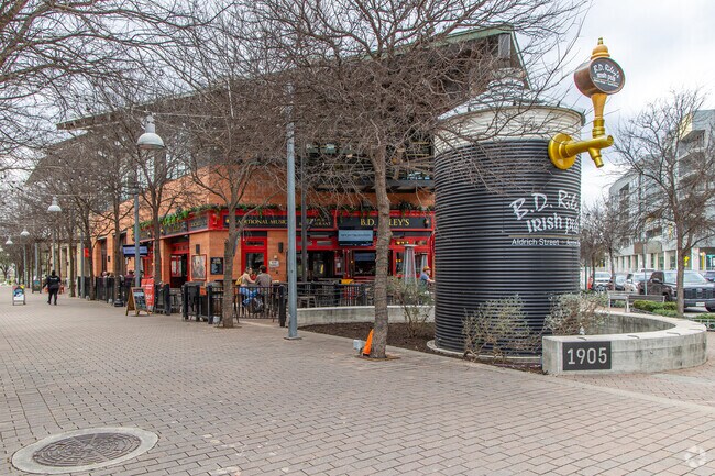 Mueller's social hub, B.D. Riley's Irish Pub, invites you to savor the flavors of Ireland.