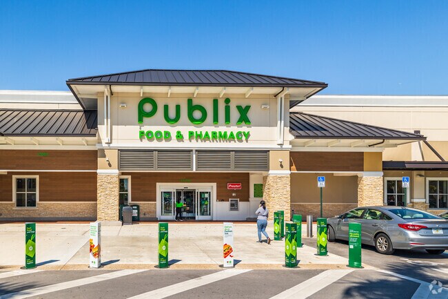 Shop all your grocery needs at Publix in The Crossings Shop Village, just outside of Lindgren.