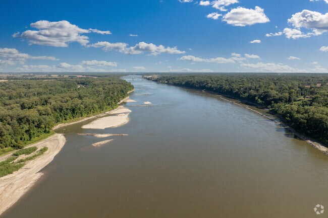 The Missouri River frames the northern edge of the community.