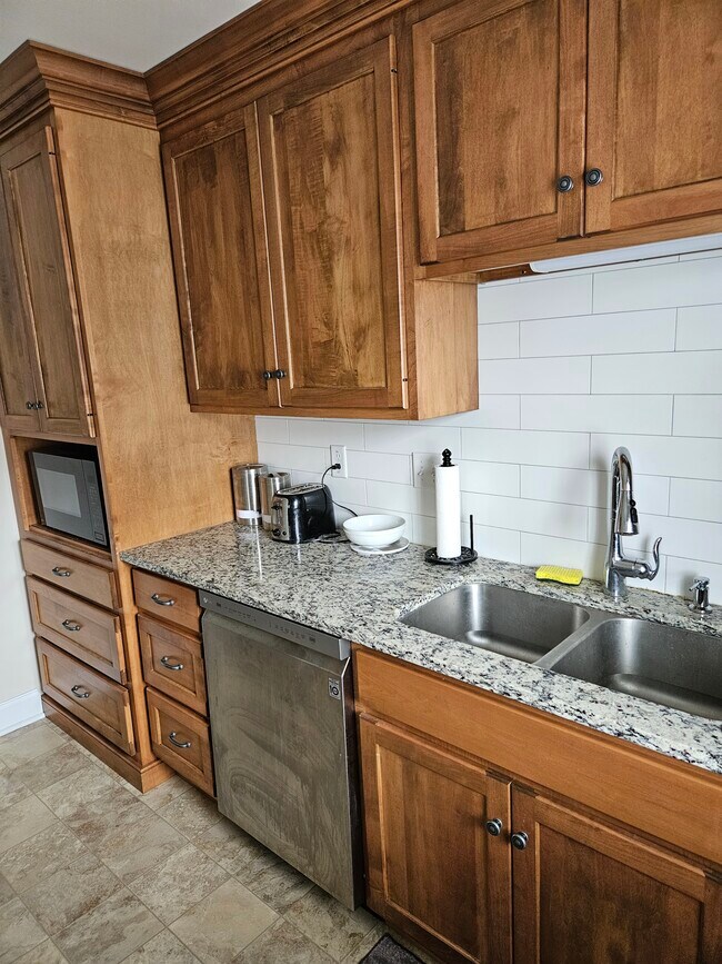 Granite counters, tile backsplash, gorgeous cabinets