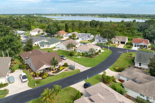 Lake Bonnet is close by In the southern part of Highlands Ridge.
