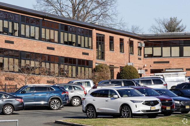 Thomas Jefferson Middle School, Teaneck NJ has a student-teacher ratio of 9 to 1.
