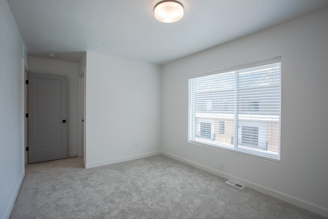 493 W 620 N unit 125, Centerville, UT 84014 - photo 2