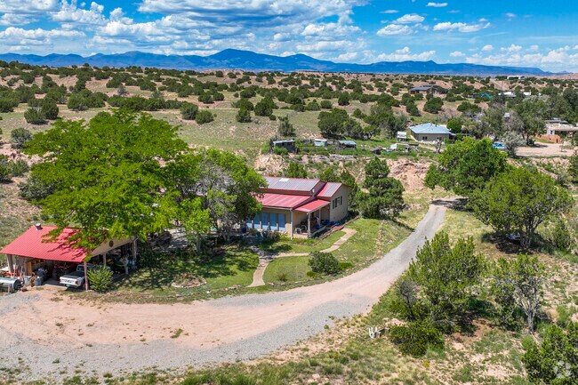 Narrow paved streets and dirt roads wind through Cuyamungué.