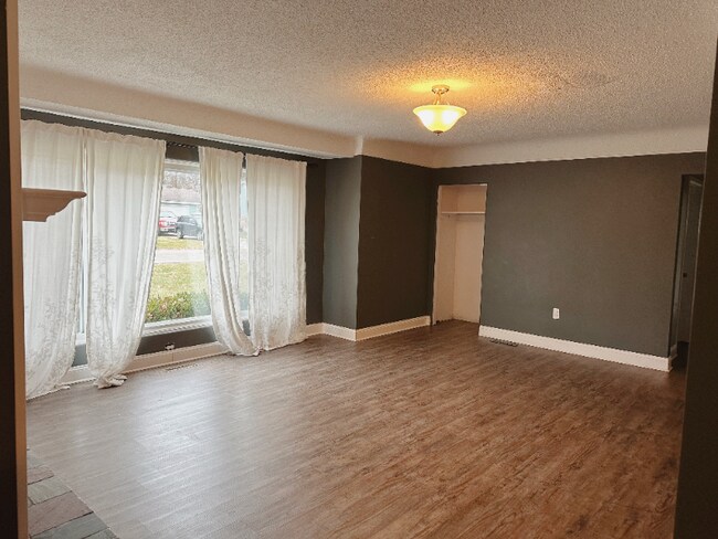 671 E Crest Ln, South Lyon, MI 48178 - photo 5