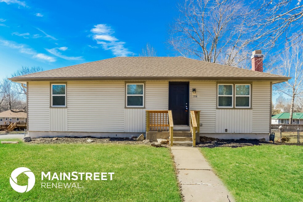 1914 Willow St, Higginsville, MO 64037 - photo 1