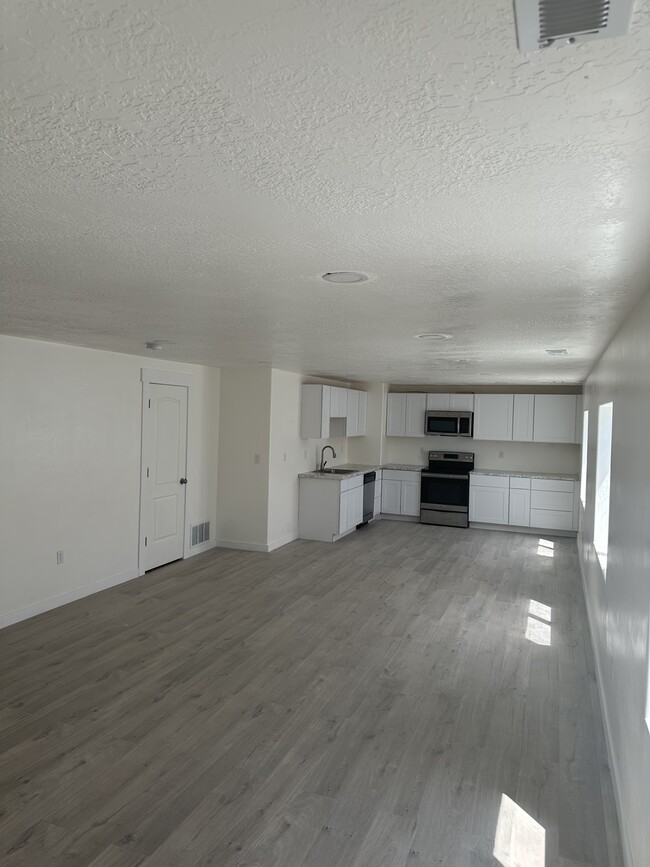 Modern Kitchen, appliances inclduded, Fridge not shown in this photo but shown in other photos