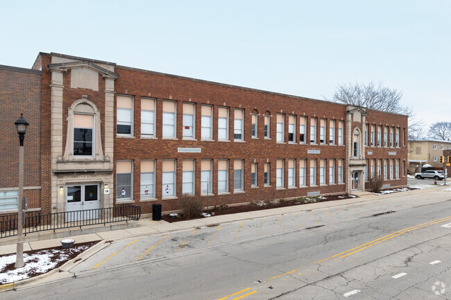 Hiawatha Elementary School has 371 students in grades PK, K-5.