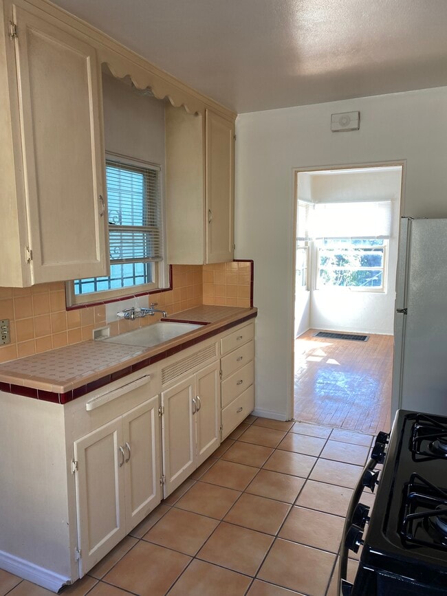 2566 1/2 B St, San Diego, CA 92102 - photo 2