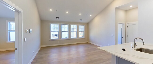 26 Cummins Hwy unit 32 - 2, Boston, MA 02131 - photo 6