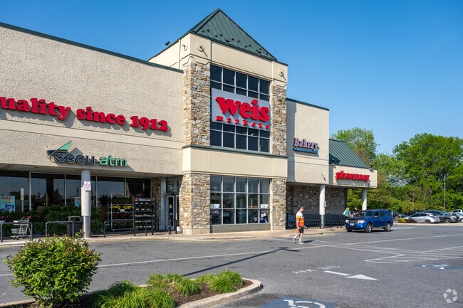 Weis is a great spot in Dundalk to grab groceries.