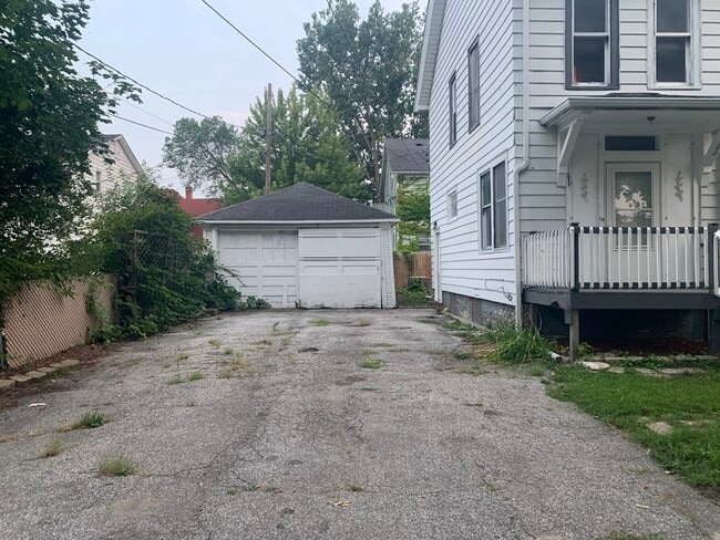 816 N Sheridan St unit 1302 5th st near gar, Bay City, MI 48708 - photo 5