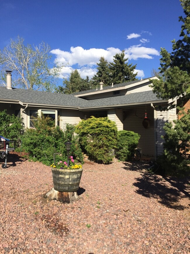 638 Gilcrest Rd unit Mother, Colorado Springs, CO 80906 - photo 5