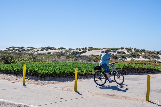 There are biking paths along the shore through Oxnard Shores.