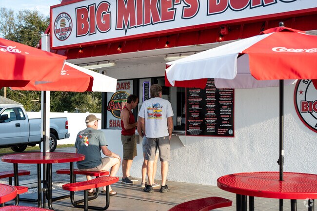 Just at the edge of Glencoe, residents stop for a quick bite from Big Mike's Burgers.