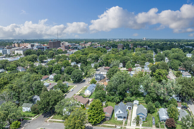 Homes in Near East feature well manicured lawns and oval walkways.