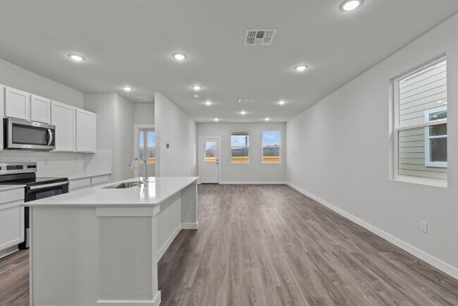 1519 Elvin Summit, von Ormy, TX 78073 - photo 3