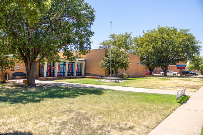 Bayless Elementary School has a student to teacher ratio of 14:1.