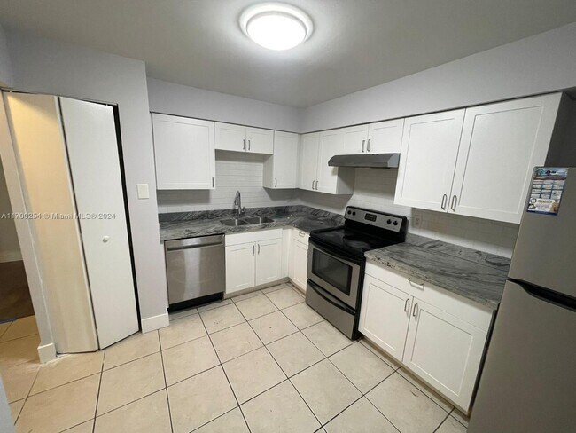 2288 SW 81st Ave unit GREAT 2 BEDROOM UPAT, Miramar, FL 33025 - photo 4