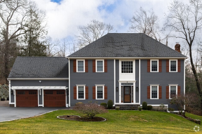 Colonial Revival homes in Sandy Hook reflects the village’s classic New England architecture.