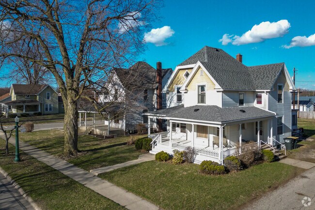 There are many housing options including traditional homes in Kendallville.