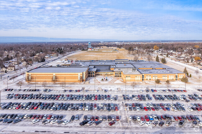 De Pere High School has 1,470 students.