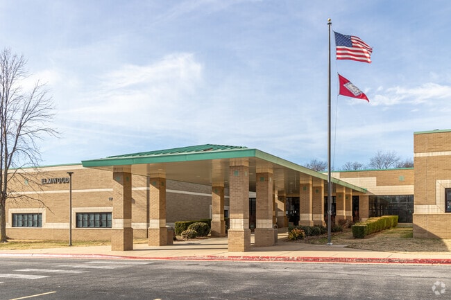 Elmwood Middle School is a highly rated, public school located in Rogers.