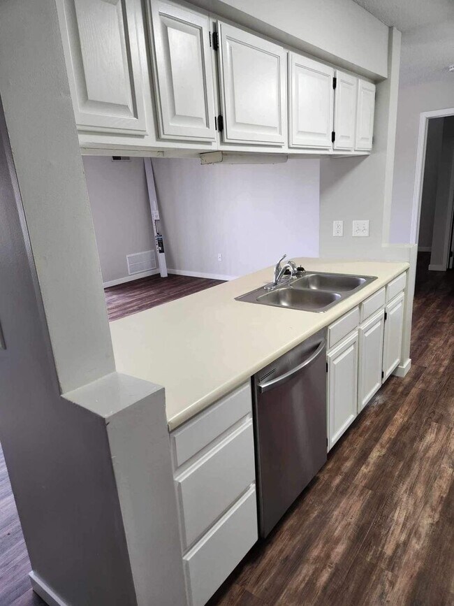 Village Green Apartments- 4532 Douglas, Des Moines, IA 50310 - photo 6