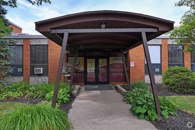 The main entrance and overhang to Fishcreek Elementary School.