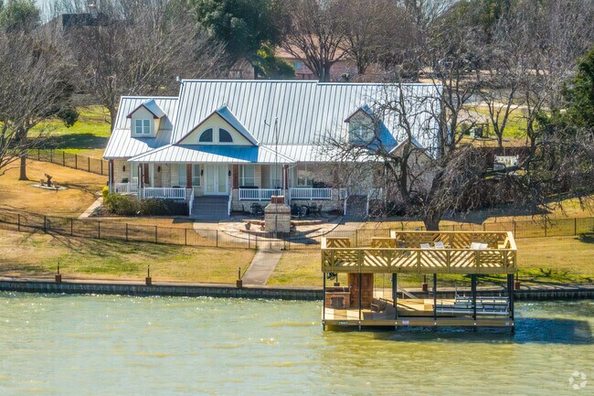 Custom homes along Richland-Chambers Resevoir makes a nice rural home setting for Corsicana locals.